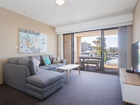 13 'Cote D'Azur', 61 Donald Street - Lovely Unit With Air Con, Pool, Lift And WiFi - E Caravan Parks 1