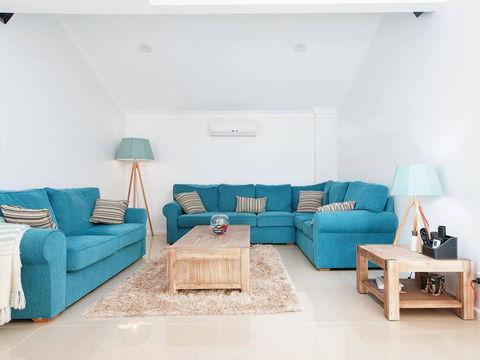 15 'The Moorings', 4 Cromarty Road - Stunning With Water Views & Pool - E Caravan Parks 2