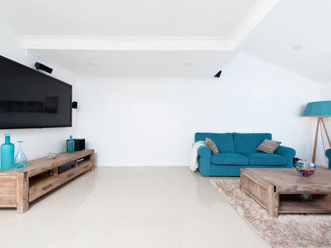 15 'The Moorings', 4 Cromarty Road - Stunning With Water Views & Pool - E Caravan Parks 3