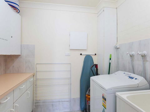 16 'The Moorings' 4 Cromarty Road - Waterfront Property With Pool & Air Conditioning - E Caravan Parks 2