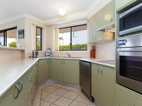 2 'Peninsula Waters' - Three Bedroom Unit With Spacious Private Courtyard & WIFI - E Caravan Parks 0
