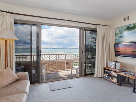 2 'Sunnie Belle' 3 Victoria Parade- Water Views Over Nelson Bay Foreshore - E Caravan Parks 2
