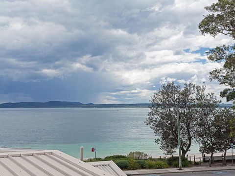 2 'Sunnie Belle' 3 Victoria Parade- Water Views Over Nelson Bay Foreshore - E Caravan Parks 0