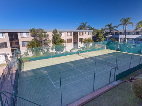 2 'The Dunes', 38 Marine Drive - Pool, Tennis Court And So Close To The Beach - E Caravan Parks 3