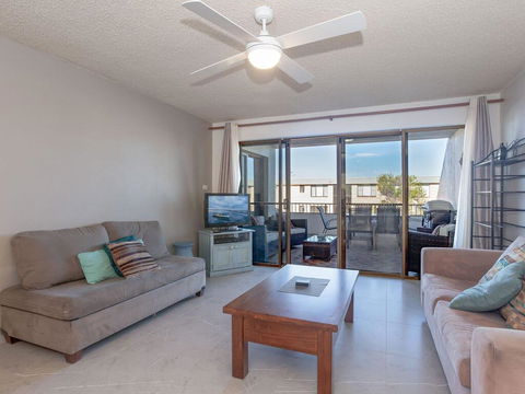 2 'The Dunes', 38 Marine Drive - Pool, Tennis Court And So Close To The Beach - E Caravan Parks 2