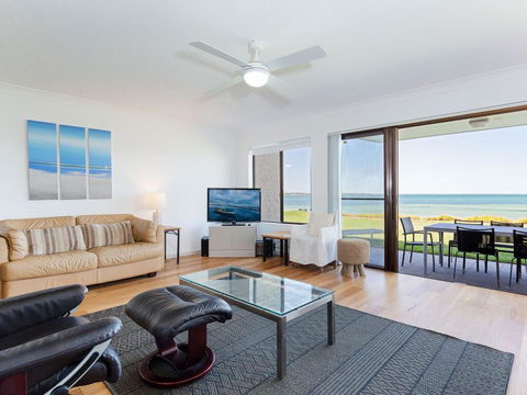 2 'The Pelicans' 53 Soldiers Point Road - Ground Floor Unit On The Waterfront - E Caravan Parks 2