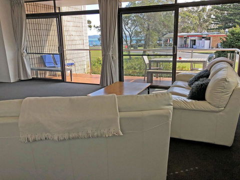 2 'Villa Ellisa', 8-10 Columbia Cl - Beautiful Water Views & Directly Across To Little Beach - E Caravan Parks 2