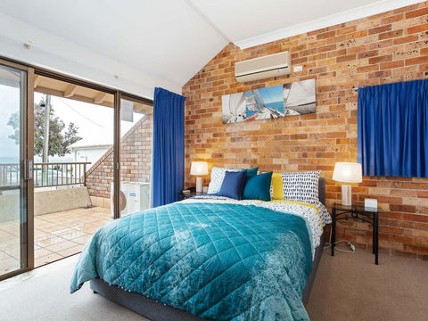 2 'Yachtsman Rest', 37 Victoria Parade - Foxtel, Aircon, Waterviews - E Caravan Parks 1