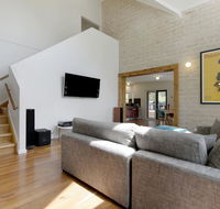 2 Marma Retreat with jacuzzi heated pool pet friendly Foxtel - E Caravan Parks