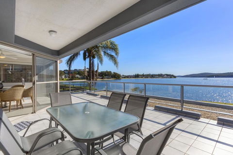 2 The Shores Soldiers Point - Waterfront - Uninterrupted Water Views INCLUDING ALL LINEN & TOWELS, Free Wi-Fi - E Caravan Parks 0