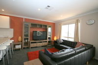 2/17 Jillamatong Street