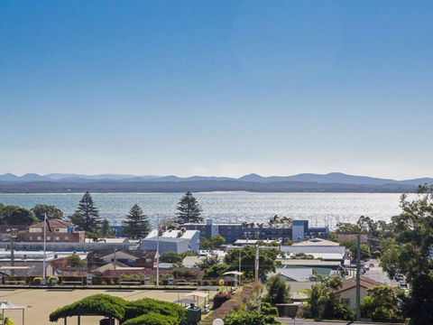 211 'The Landmark', 61B Dowling Street - Resort Style Holiday With Pool, Games Room & Restaurant - E Caravan Parks 0
