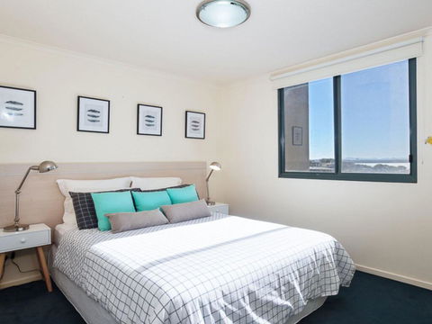 211 'The Landmark', 61B Dowling Street - Resort Style Holiday With Pool, Games Room & Restaurant - E Caravan Parks 1