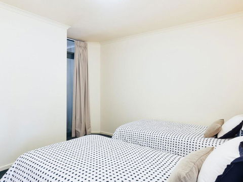 211 'The Landmark', 61B Dowling Street - Resort Style Holiday With Pool, Games Room & Restaurant - E Caravan Parks 2