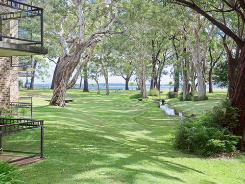 23 'Bay Parklands', 2 Gowrie Avenue - Little Beach, Air Con, Pool & Tennis Court - E Caravan Parks 0