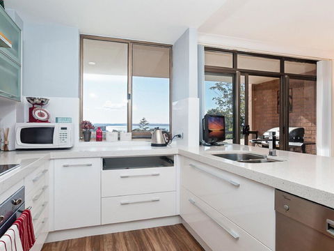 23 'The Commodore' 9-11 Donald Street - Delightful Unit With Gorgeous Water Views - E Caravan Parks 2