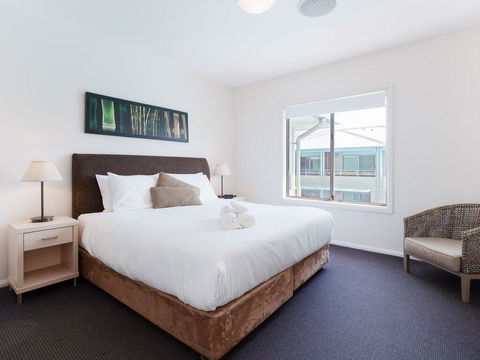 245 'Pacific Blue', 265 Sandy Point Rd - Air Conditioned Unit With Resort Facilities And Linen Supplied - E Caravan Parks 1