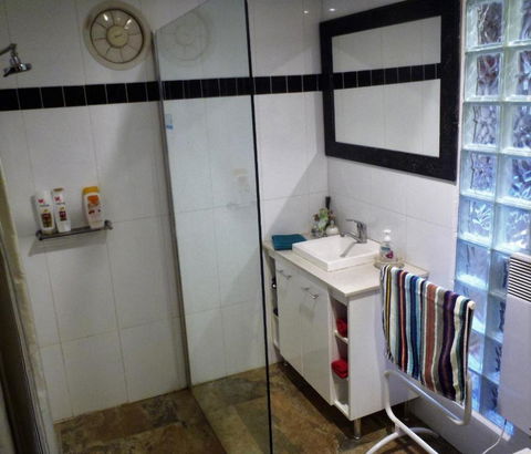 Cosy Apartment Accommodation, New Town, Hobart - E Caravan Parks 4