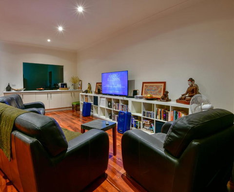 Crossroads Ecomotel - E Caravan Parks 4