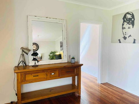 D122 Lovely London Home - E Caravan Parks 1