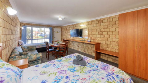 Darling River Motel - E Caravan Parks 2