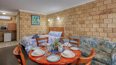 Darling River Motel - E Caravan Parks 1