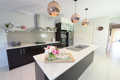 Designer Decor Home With 8Beds At Williams Landing - E Caravan Parks 3