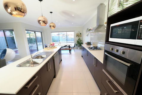Designer Decor Home With 8Beds At Williams Landing - E Caravan Parks 4
