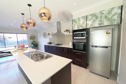Designer Decor Home With 8Beds At Williams Landing - E Caravan Parks 2