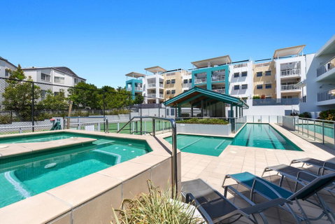 2BR Coolum Beach , Rooftop Terrace, Spa, Tennis, Pool - E Caravan Parks 3