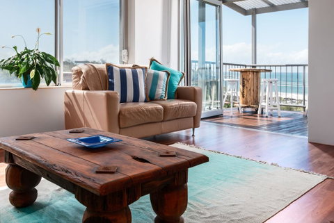 2BR Coolum Beachfront , 180 Views , Wine, Netflix - E Caravan Parks 2