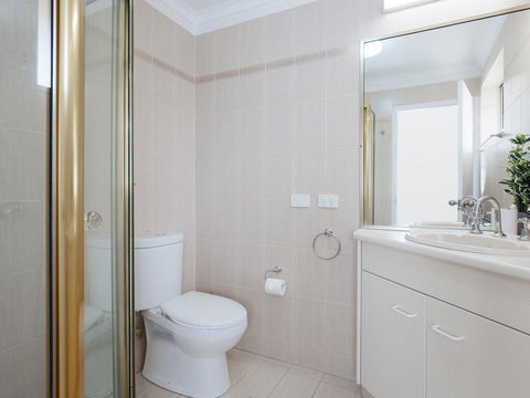 3 'Pelican Sands', 83 Soldiers Point Rd - Stunning Waterfront Unit With Magical Water Views & Air Conditioning - E Caravan Parks 2