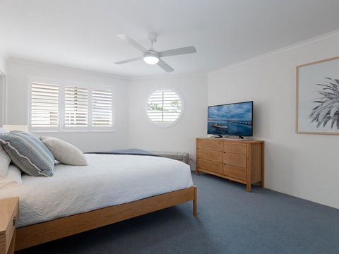 3 'Pelican Sands', 83 Soldiers Point Rd - Stunning Waterfront Unit With Magical Water Views & Air Conditioning - E Caravan Parks 1
