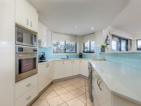 3 'Peninsula Waters', 2-4 Soldiers Point Rd - Beautiful Air Conditioned Unit With Pool, Lift & WIFI - E Caravan Parks 3
