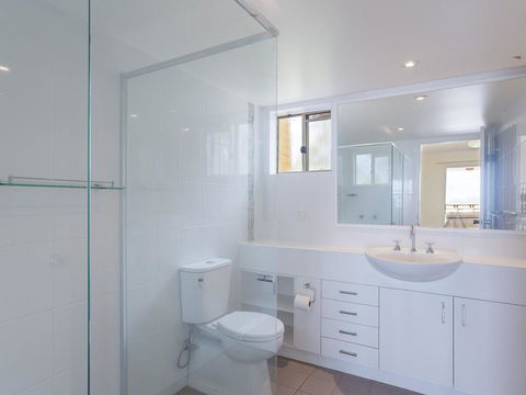 3 'The Clippers' 131 Soldiers Point Road - Fabulous Waterfront Unit - E Caravan Parks 3