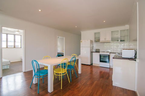 3 Bedroom Apartment / Spence St - E Caravan Parks 1
