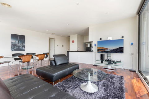 3-Bed Apartment With Parking Near Parks And Dining - E Caravan Parks 0