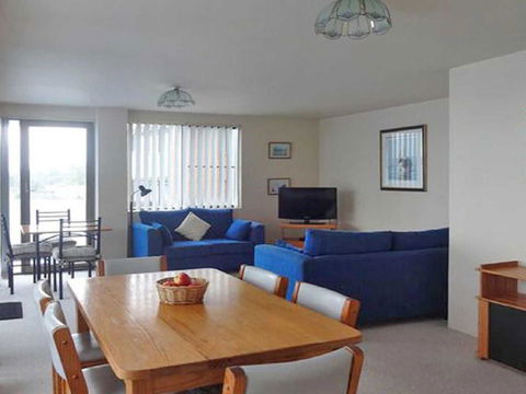 4 'The Point' 5-7 Mitchell Street- Stunnning Water Views With Air Conditioning - E Caravan Parks 3