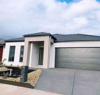 4Bed 2Bath Cozy Guesthouse in Tarneit - E Caravan Parks