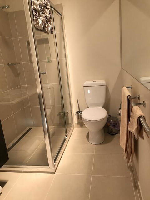 5 Star Room With Own Bathroom - Singles, Couples, Families Or Executives - E Caravan Parks 2