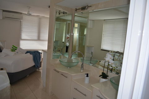 5,  Apartment On The Esplanade - E Caravan Parks 3