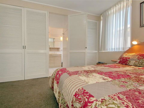 6 'Portofino', 7 Laman Street - Superb Water Views And Only 1 Minute Walk Into The Heart Of Town - E Caravan Parks 3