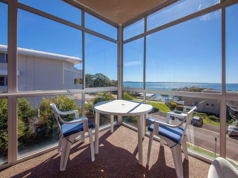 6 'Portofino', 7 Laman Street - Superb Water Views And Only 1 Minute Walk Into The Heart Of Town - E Caravan Parks 2