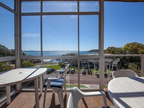 6 'Portofino', 7 Laman Street - Superb Water Views And Only 1 Minute Walk Into The Heart Of Town - E Caravan Parks 1