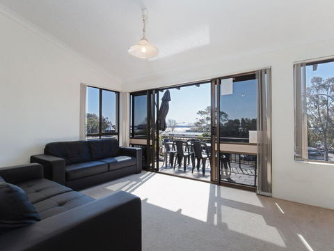 6 'Tradewinds' 110 Victoria Parade - Excellent CBD Location With Water Views - E Caravan Parks 1