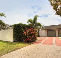 6 Petrie Ave Marcoola Pet Friendly Linen supplied - E Caravan Parks