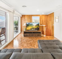 6-bed Oceanfront House with Jacuzzi Games Parking - E Caravan Parks