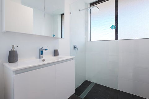 7 'BELLEVUE' 4 DONALD STREET - RENOVATED UNIT WITH AIR CON, VIEWS & CENTRAL TO CBD - E Caravan Parks 3
