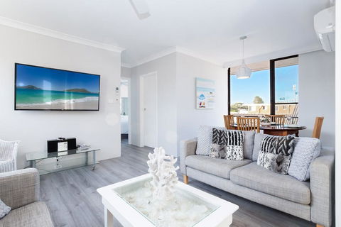 7 'BELLEVUE' 4 DONALD STREET - RENOVATED UNIT WITH AIR CON, VIEWS & CENTRAL TO CBD - E Caravan Parks 2