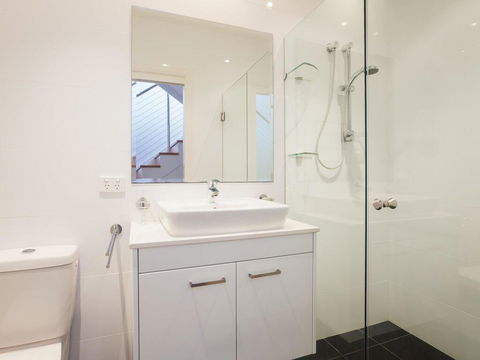 7 Judith Street - Stunning Duplex With Ducted Air - E Caravan Parks 3